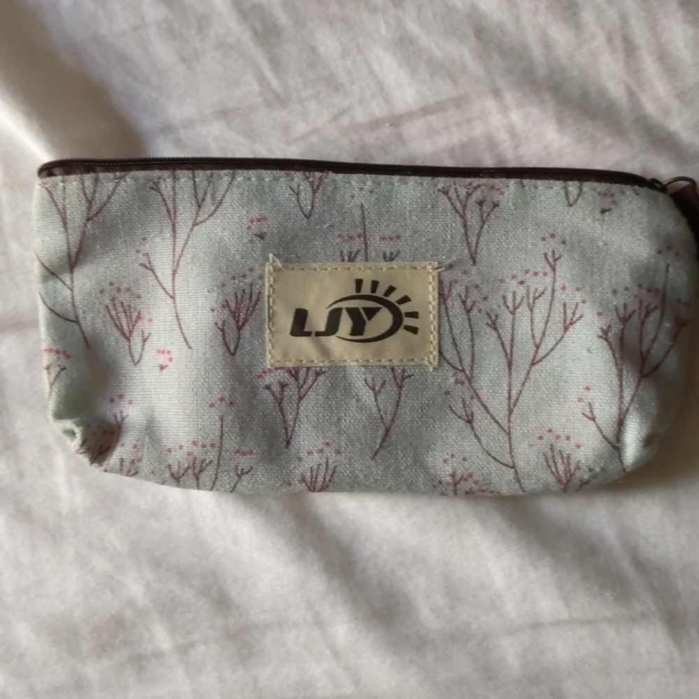 Pencil case - Picture 1 of 3